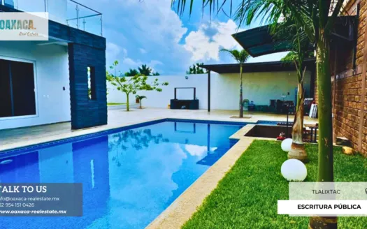 Residencia de Lujo con Alberca y Jardín