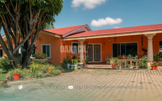 Residencia Amplia con Jardines Exuberantes